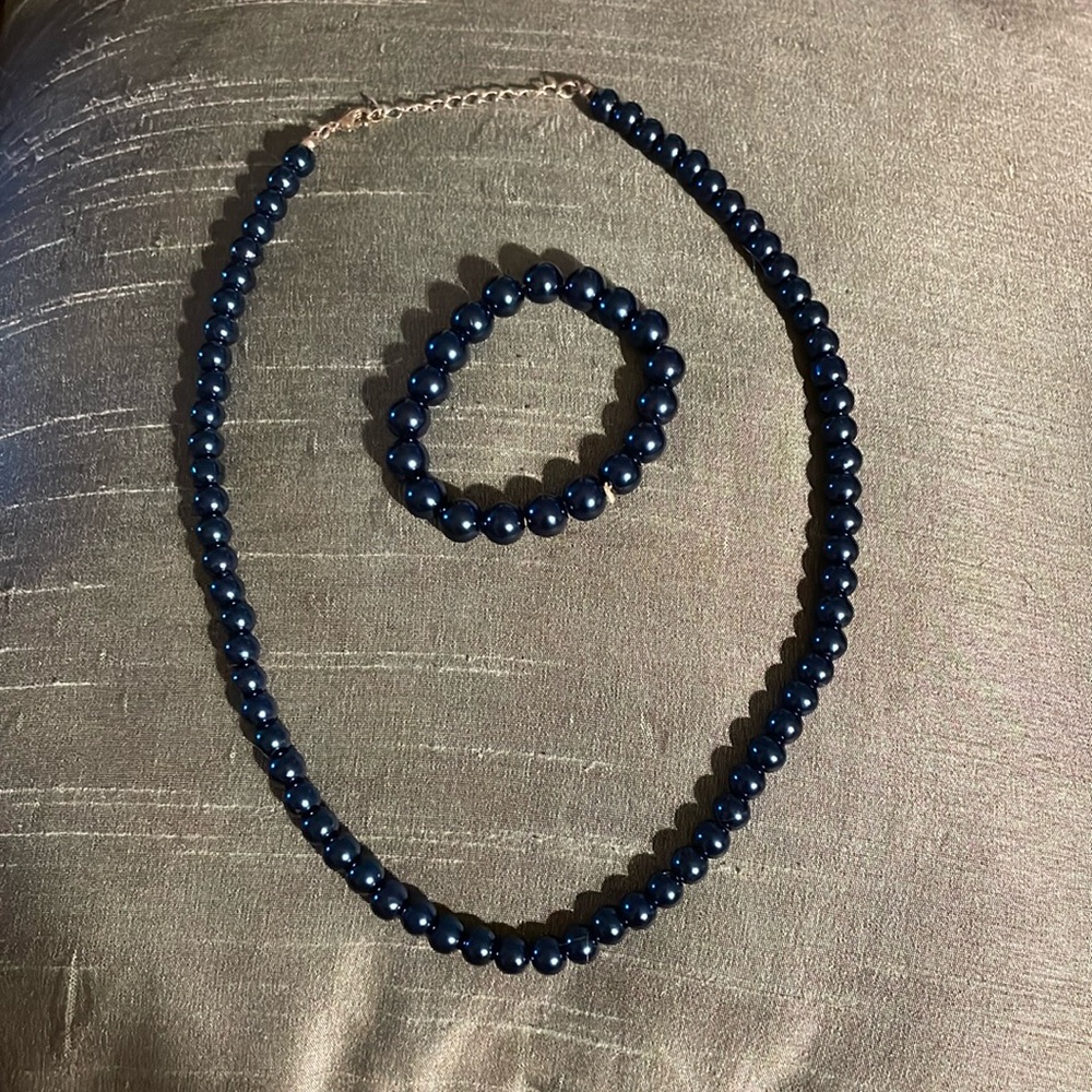 Very pretty blue necklace and bracelet set